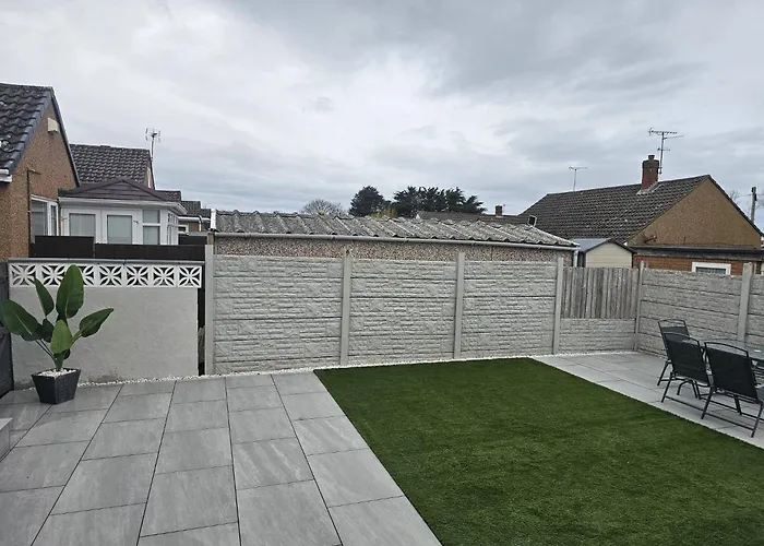 Modern Spacious Walking Distance To Castle & Town