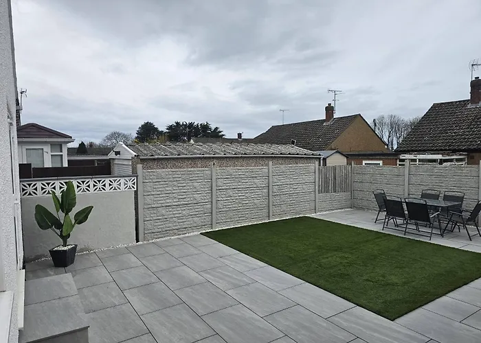 Modern Spacious Walking Distance To Castle & Town