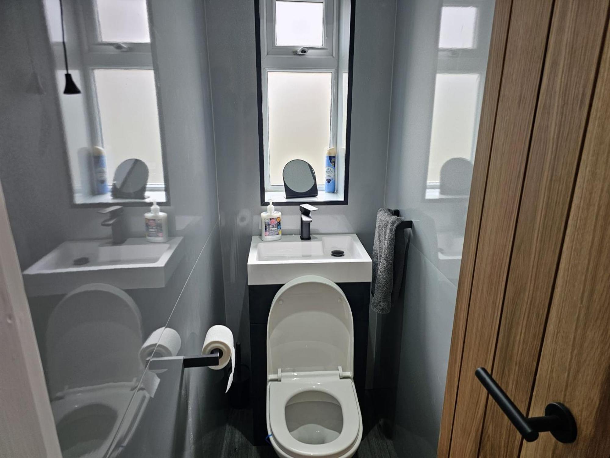 Modern Spacious Walking Distance To Castle & Town *